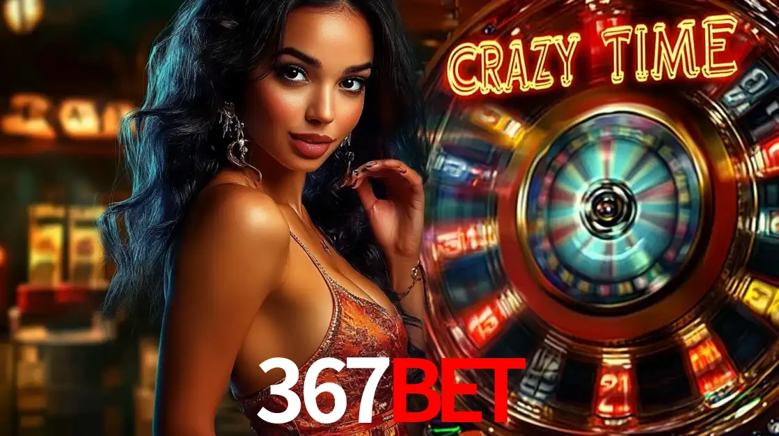 Mulher elegante ao lado da vibrante roda da fortuna do jogo de cassino ao vivo Crazy Time, um dos game shows mais populares e cheios de prêmios do 367bet.